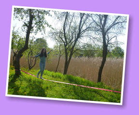 unsere Slackline in Benutzung am Teich