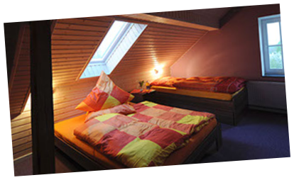 Zimmer 7 mit französischem Doppelbett, einem ausziehbaren Einzelbett sowie Babybett