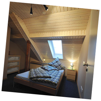 Ein Doppelbett (1,40m) direkt unterm Dachfenster zum Sterne gucken